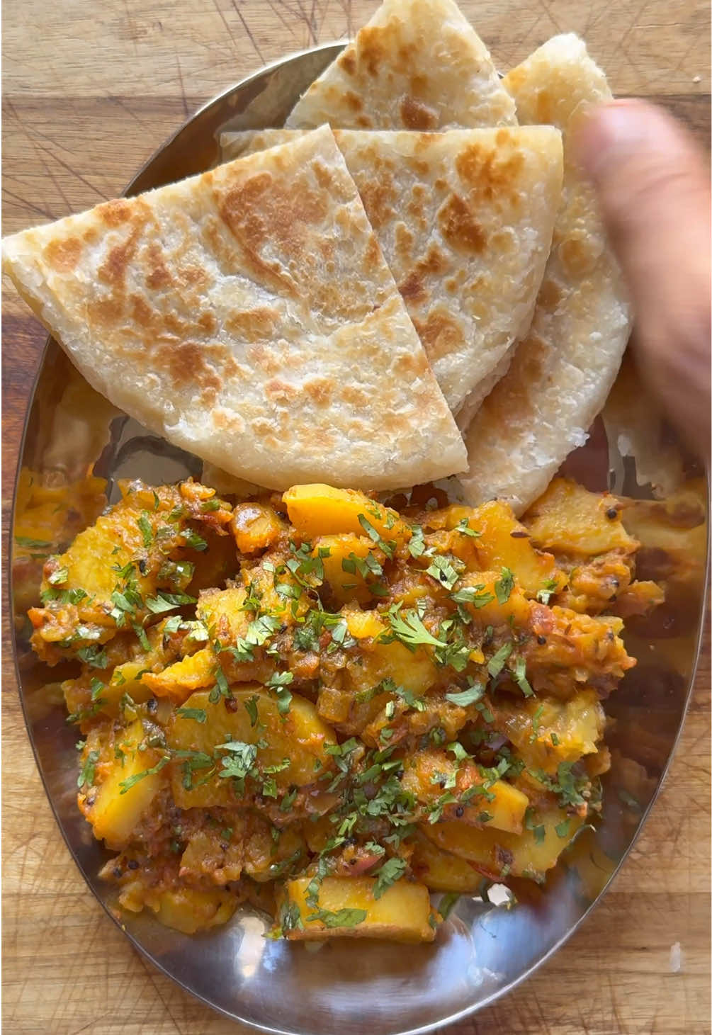⁨	⁨	📌 حمسة بطاط هندية - Indian Stir Fried Potatoes 📌 المكونات: بطاطا: ٢–٣ حبات زيت: ٣–٤ معالق كبيرة  بصل: حبة  فلفل أخضر (اختياري): ١–٢ حبة معجون زنجبيل وثوم: ملعقة كبيرة  معجون طماطم: ١–٢ ملعقة طعام طماطم: ١–٢ حبات كزبرة: نص شدة  ملح: حسب الرغبة ماء ساخن خليط البهارات بذور الشمر: ربع ملعقة صغيرة بذور الحبة السوداء: نص ملعقة صغيرة بذور الخردل: نص ملعقة صغيرة بذور الكمون: ملعقة صغيرة رقائق الفلفل الأحمر: ملعقة صغيرة كركم مطحون: نص ملعقة صغيرة كزبرة مطحونة: ملعقة صغيرة بهار الكاري: نص ملعقة صغيرة Ingredients: Potatoes: 2-3 pieces  Oil: 3–4 tbsp Onion: 1  Green chilies (optional) : 1-2 pcs Ginger-garlic paste: 1 tbsp  Tomato Paste: 1-2 tablespoons  Tomato : 1-2 pcs  Coriander: handful  Salt: to taste Hot water    Spice Mix Fennel seeds: 1/4 tsp Nigella seeds : 1/2 tsp Mustard seeds: ½ tsp Cumin seeds: 1 tsp Red chili flakes: 1 tsp Turmeric powder: ½ tsp Coriander powder: 1 tsp Curry Powder: 1/2 tsp للمزيد من الوصفات تابعوني على ص‪@thekuwaitichef‬c‪@thekuwaitichef‬tichef‬tichef   #اكلات_سهله  #طبخات_لذيذه #وصفات_لذيذة #وصفات_سريعة⁩⁩