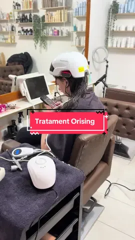 ✨ Tratament complet de regenerare scalp & păr cu Orising✨ Astăzi vă arăt un tratament profesional pas cu pas pentru regenerarea scalpului și revitalizarea părului! 💆‍♀️ 1️⃣ Începem cu peelingul Orising de la Tavines – curăță delicat scalpul, elimină impuritățile și pregătește pielea pentru tratament. 2️⃣ Aplicăm produsul și îl lăsăm să acționeze sub cască pentru un efect intens. ♨️ 3️⃣ Spălăm părul cu șampon și mască profesională, pentru hidratare și echilibru. 4️⃣ Apoi aplicăm spray-ul / fiola pentru regenerare, care fortifică firul de păr și stimulează creșterea. 5️⃣ Stă din nou sub cască pentru a activa ingredientele benefice. 🌿 💫 Rezultatul? Un scalp curat, revitalizat și un păr vizibil mai sănătos, moale și strălucitor! 💇‍♀️✨ #Tavines #Olaizin #HairCareRoutine #amber #bacau 