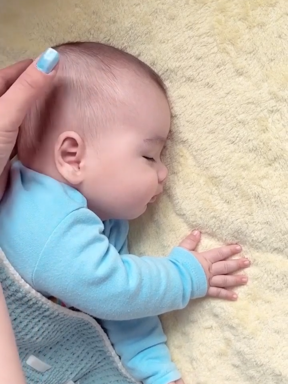 Oh yes... that magical moment when your baby finally falls asleep 😮‍💨 Absolute calm. You have two options: sleep like a rock or watch that movie you've been putting off for a week. What if I told you there's a free audiobook with tips to help your baby fall asleep faster? 👶🎧 Result: peaceful nights, happy parents. 🥹😂 🎧 Link to a 3-month free trial in bio #baby #babylove #cutebaby #babysleep #fy 