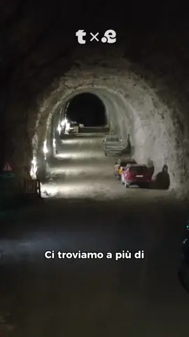 Ci troviamo a più 100 metri di profondità e sopra di noi ci sono e sopra di noi ci sono 90 milioni di metri cubi di roccia 🏔️ Siamo nelle viscere delle dolomiti perché qui le montagne nascondono un segreto... ...in fondo a questa galleria infatti si trova il primo data center d’Europa all’interno di una miniera attiva. Ma perché hanno costruito un data center sotto terra? 1️⃣ per prima cosa la temperatura costante di 12 gradi permette il raffreddamento naturale dei serve perché andranno qua dentro 2️⃣ poi si risparmia il suolo e si preserva il paesaggio, infatti l’80% della struttura è completamente sottoterra 3️⃣ e infine per la sicurezza perché i server sono protetti da 90 milioni di metri cubi di roccia che creano una barriera naturale contro onde elettromagnetiche e terremoti Ma come hanno fatto a realizzarlo? Prima hanno scavato nella montagna per 8 mesi e hanno rimosso 63.000 tonnellate di roccia dolomia Poi hanno costruito un enorme cavedio di 40 metri, una sorta di buco gigante alto quanto un palazzo di 14 piani che si sviluppa sottoterra. Infine hanno scavato dei tunnel per collegare le sale server ai 15 chilometri di gallerie già esistenti @visittrentino #visittrentino #adv