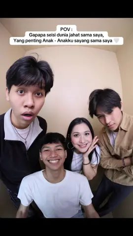 Beginilah punya circle isinya Anak sendiri 🤍 Serunya photo bareng Anak 🥰 #ibuanak3 #ibu3anak❤️ #tiktok #ibudananaktiktok #selfietime #selfietimeid 