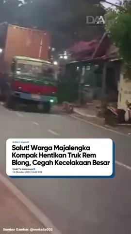 Warga Majalengka kompak hentikan truk rem blong. Video yang diunggah oleh @nenkella605 di Tik Tok menunjukkan momen para Warga Rajagaluh, Majalengka mencari cara untuk menghentikan truk tronton yang remnya blong. Tidak hanya itu, setidaknya lebih 3 warga pun kompak saling memperingati para pengguna jalan untuk mencegah terjadinya kecelakaan. Sahabat DAAI, aksi spontan ini menjadi bukti bahwa gotong royong dan kepedulian warga bisa jadi penyelamat di saat genting. Salut untuk para Warga Majalengka. Saksikan konten-konten inspiratif dan menenangkan hati di platform DAAI+ Discover Inspiring Content. #warga #jabar #kompak #salut #truk 