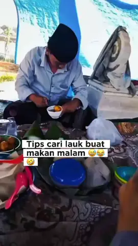 Aduh bapak bapak nggak ada malu-malunya .  Video lucu ngakak viral fyp terbaru menghibur, tips cari lauk buat makan malam 😅😂🤣#lucubanget #lucuparahkonyol #luculucuvideo #lucupoll #videolucungakak