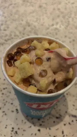 Craving es krim yang creamy tapi pengen yang beda? Aku cobain Thai Tea Blizzard dari Dairy Queen dan ini enak parah sih! Rasa Thai teanya strong, creamy-nya lembut, ada topping jelly & biskuit yang bikin tiap suapan tuh satisfying banget~ Ukurannya aku ambil yang large dan harganya cuma 48 ribuan aja lewat TikTok ! Tinggal klik tag lokasi hijau dividio ini ✨ Worth it banget buat yang lagi pengen dessert manis dan seger 😍 #dairyqueen #icecream #dessert #promo #enak  
