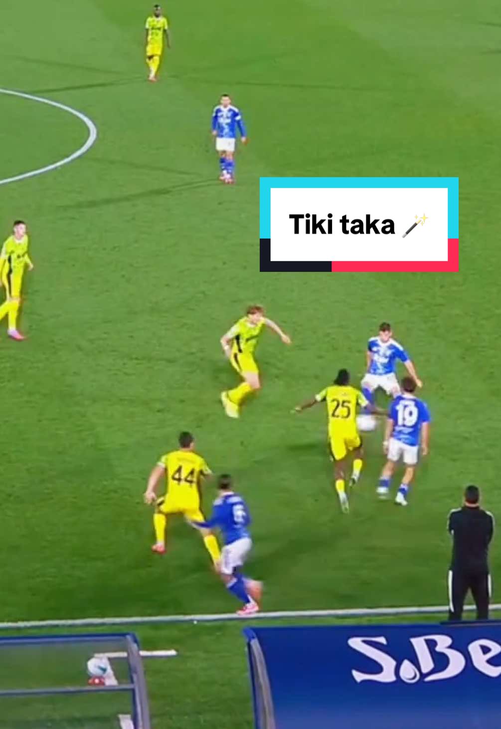 Max 3 touches in lake Como 3️⃣🔥💙 #fabregas #footballedit #tikitaka #como1907 #footballtiktok 