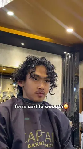 Dari curl ke smooth bukan cuma lurus — tapi upgrade look lo ke smooth wolfcut 🐺💈 Teksturnya dapet, jatuhnya natural, dan vibe-nya tetap edgy khas Bandung style 💨 #FromCurlToWolfcut done right. ⸻ #wolfcut #wolfcuthairstyle #barberbandung #barberindonesia               