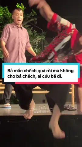 Bả mắc chếch quá rồi mà không cho bả chếch, ai cứu bả đi. Lụa Máu  Tác giả và đạo diễn: Lê Quốc Nam  Cố vấn nghệ thuật: NSND Trần Ngọc Giàu Thiết kế sân khấu: Trần Hồng Vân Giám đốc sản xuất: Minh Nhí Qua bàn tay dàn dựng của đạo diễn Lê Quốc Nam cùng với sự tham gia của rất nhiều các nghệ sĩ tên tuổi như Minh Nhí, Việt Hương, Phương Bình, Ngọc Duyên, Hứa Minh Đạt, Lê Nam, Thạch Thảo, Bảo Bảo, Hiền Nguyễn, Ku Vàng, Quách Thành Nhân, SuSu, Ku Vàng, Khánh Tiên, Như Lê. #sknttruonghungminh #nghesiminhnhi  #luamau #lequocnam #viethuong 