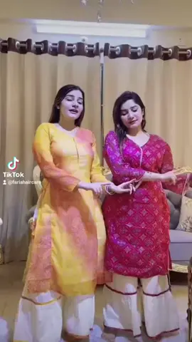 ফেসপ্যাক ব্যবহারের কিছু উপকারিতা নিচে উল্লেখ করা হলো: ত্বকের গভীর থেকে পরিষ্কার করা:ফেসপ্যাক ত্বকের গভীরে প্রবেশ করে ময়লা, তেল এবং মৃত কোষ দূর করতে সাহায্য করে, যা সাধারণ ক্লিনজার দিয়ে পরিষ্কার করা কঠিন। ত্বকের ছিদ্র পরিষ্কার করা:ফেসপ্যাক ত্বকের ছিদ্রের মুখ খুলে দেয় এবং ব্ল্যাকহেডস ও হোয়াইটহেডস দূর করতে সাহায্য করে। ত্বকের উজ্জ্বলতা বৃদ্ধি করা:নিয়মিত ফেসপ্যাক ব্যবহারে ত্বক আরও উজ্জ্বল ও প্রাণবন্ত হয়ে ওঠে। ত্বকের বলিরেখা কমানো:কিছু ফেসপ্যাকে এমন উপাদান থাকে যা ত্বকের বলিরেখা ও ফাইন লাইন কমাতে সাহায্য করে। ত্বকের আর্দ্রতা ধরে রাখা:ফেসপ্যাক ত্বকের আর্দ্রতা ধরে রাখতে সাহায্য করে, ফলে ত্বক শুষ্ক হয় না। ত্বকের প্রদাহ কমানো:কিছু ফেসপ্যাকে অ্যান্টি-ইনফ্ল্যামেটরি উপাদান থাকে যা ত্বকের প্রদাহ কমাতে সাহায্য করে। ত্বকের ব্রণ ও দাগ কমানো:ফেসপ্যাক ব্রণ এবং ব্রণের দাগ কমাতে সাহায্য করে।