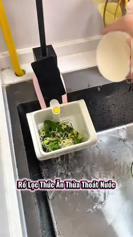Giỏ đựng lọc cặn thức ăn thừa bồn rửa chén treo trên vòi nước này thật hữu ích! Bạn không chỉ có thể đổ thức ăn thừa mà không sợ bẩn tay mà còn có thể dùng để đựng dụng cụ rửa chén!! #giolocracbonrua #giolocthucanthua #giadungnhabep #thietthuc #jizonguyen 