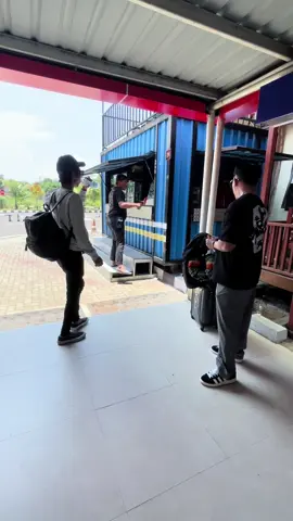 Bahagia itu sederhana, saat kita jadi jalan orang lain untuk tersenyum. Yang setuju repost ya ☺️