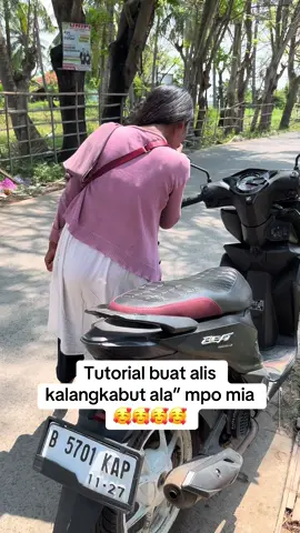 Tengari bolong dandan di spion motor 🤣😭