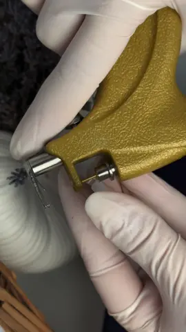 Traumează urechea? Mit sau adevăr? Pistolul pentru cercei nu traumează urechea. Este un dispozitiv steril, conceput special pentru o perforare delicată, sigură și controlată. Procedura este rapidă, igienică și aproape nedureroasă — pielea nu se rupe, ci se perforează fin, într-o fracțiune de secundă. 💎 Totul se realizează în condiții sterile, cu grijă și precizie. 📍 Disponibil în ProSkin Clinique. #ProSkinClinique #piercingurechi #cerceisiguri #proceduristerile #beautycare   