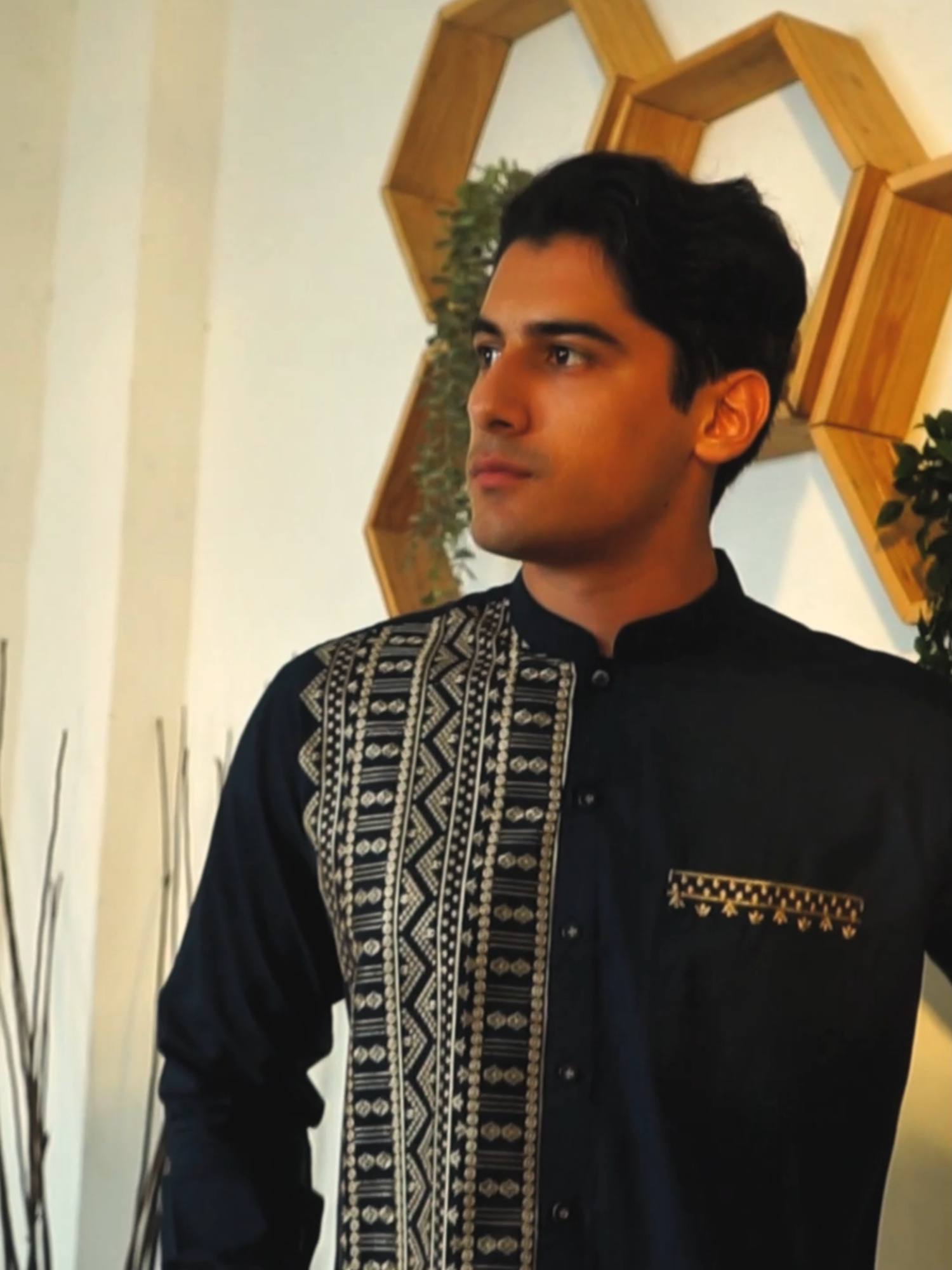 Meet Sultan — karena percaya diri dimulai dari yang lo kenakan. Pattern-nya unik, tone hitamnya berkarakter, dan bahan premium cotton yang ringan tapi tetap sturdy. Tampil gagah tanpa perlu banyak usaha. Stay humble, stay sharp, stay Sultan. 🖤 Check it out on our marketplace #LookGoodDoGood #CasellaMensWear #casellaapparel