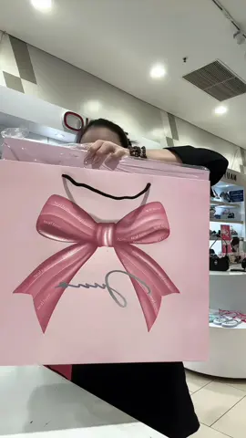 Ngoan xinh yêu của JUNO đến nhận quà 20/10 đi ạ