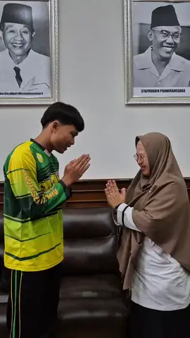 Kepala SMAN 1 Cimarga dan Siswanya Saling Memaafkan Kepala SMAN 1 Cimarga, Dini Fitria dan siswanya, ILY saling memaafkan usai dipertemukan oleh Gubernur Banten Andra Soni di ruang kerjanya, Rabu, 15 Oktober 2025. #SMAN1Cimarga #GubernurBanten #kasuspenamparansiswa 