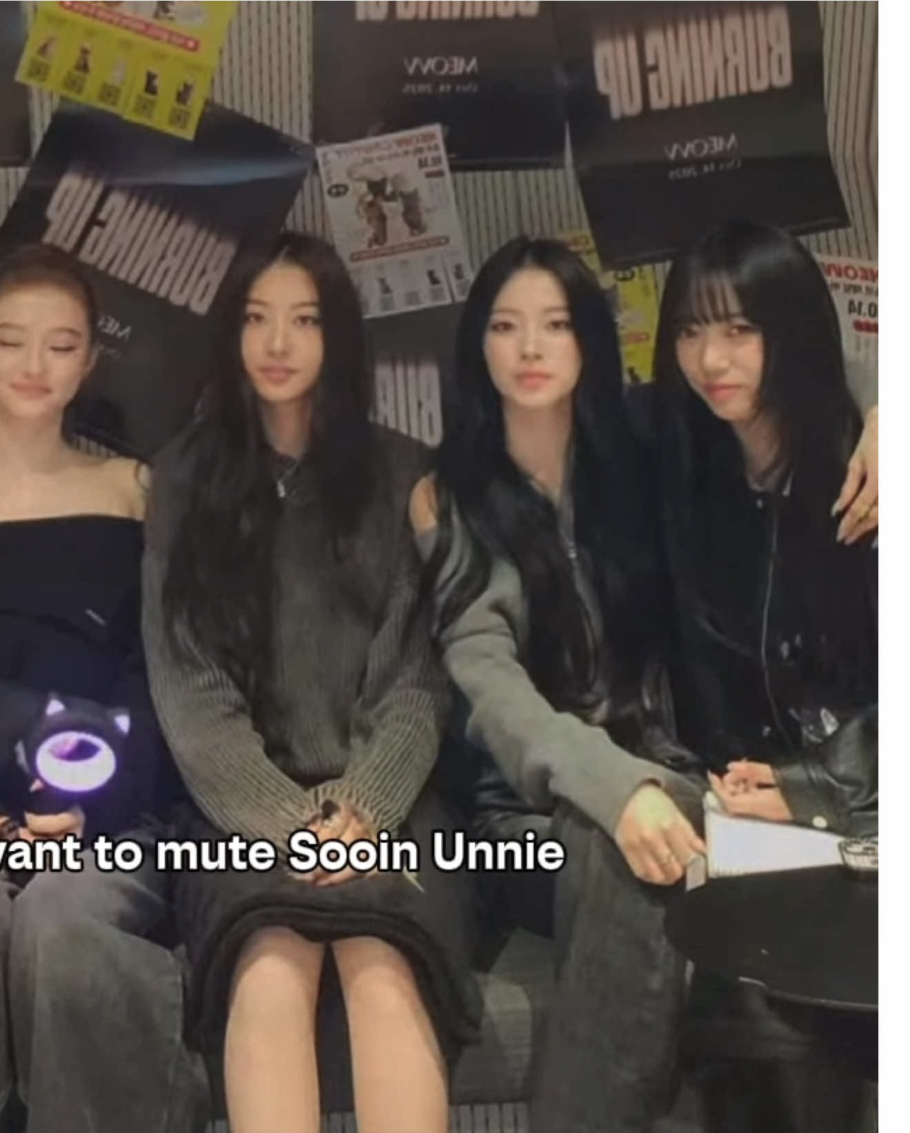 Sooin couldn't talk, but that doesn't stop her from giving out spoilers. I remember they had to stop her from giving out too many spoilers for Drop Top too.  😭 meovv burning up sooin gawon anna narin ella