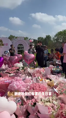 2025.10.15 HÔM NAY LÀ SINH NHẬT CỦA KIMI KIỀU NHẬM LƯƠNG (1987.10.15_2025.10.15) Bố mẹ Kiều và fan hâm mộ đến viếng mộ của anh. Mẹ Kiều viết: Kiều Bảo, hôm nay là sinh nhật lần thứ 38 của con. Bố mẹ và tất cả những người hâm mộ yêu quý con đều chúc con sinh nhật vui vẻ. Trước đây mẹ lo con quá mệt mỏi vì công việc, nhưng giờ mẹ chỉ mong con có thể ngủ ngon và sống hạnh phúc ở nơi xa. Mẹ đang ở trong bếp, theo thói quen làm thêm một đĩa trứng bác với cà chua. Mẹ bận rộn cúi đầu, thỉnh thoảng hồi tưởng về tuổi thơ của con, giọng mẹ nhỏ dần khi nói. Giờ chúng ta đều đã già, nhưng điều may mắn nhất trong cuộc đời này là có một đứa con như con. Chúng ta chưa bao giờ thấy đủ khi được làm cha mẹ của con trong kiếp này. Cảm ơn con đã đến bên cuộc đời chúng ta và trở thành niềm tự hào lớn nhất của chúng ta. Dù con ở đâu, hãy luôn khỏe mạnh và hạnh phúc. Chúng ta sẽ luôn yêu thương con.♥️#kieunhamluong 