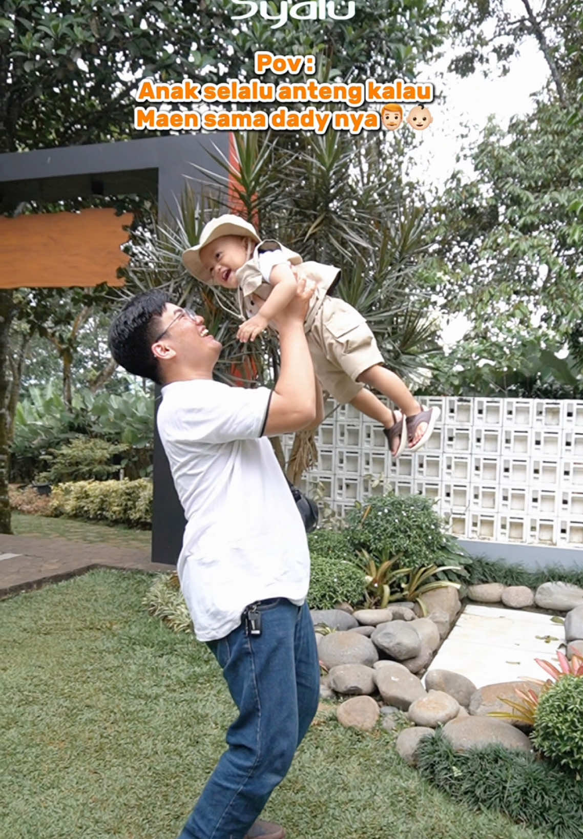 Setuju ngga sih moms, kalau si kecil uda maen sama dady nya tuh anteng banget😍 coba kalau yang setuju komen dibawah ya!👇🌟 #syalusepatuanak #sandalanak #sepatuanaklakilaki #sepatuanakmurah #sepatulokal 