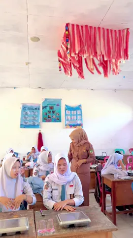 Jangan lupa bersyukur …tolong hargai…di balik menu MBG ini ada pekerja yg bangun jam 2 malam mempersiapkan menu makanan untuk pemenuhan gizi anak bangsa…#fyp #kontenlucu #trending #sekolahsma #mbg 