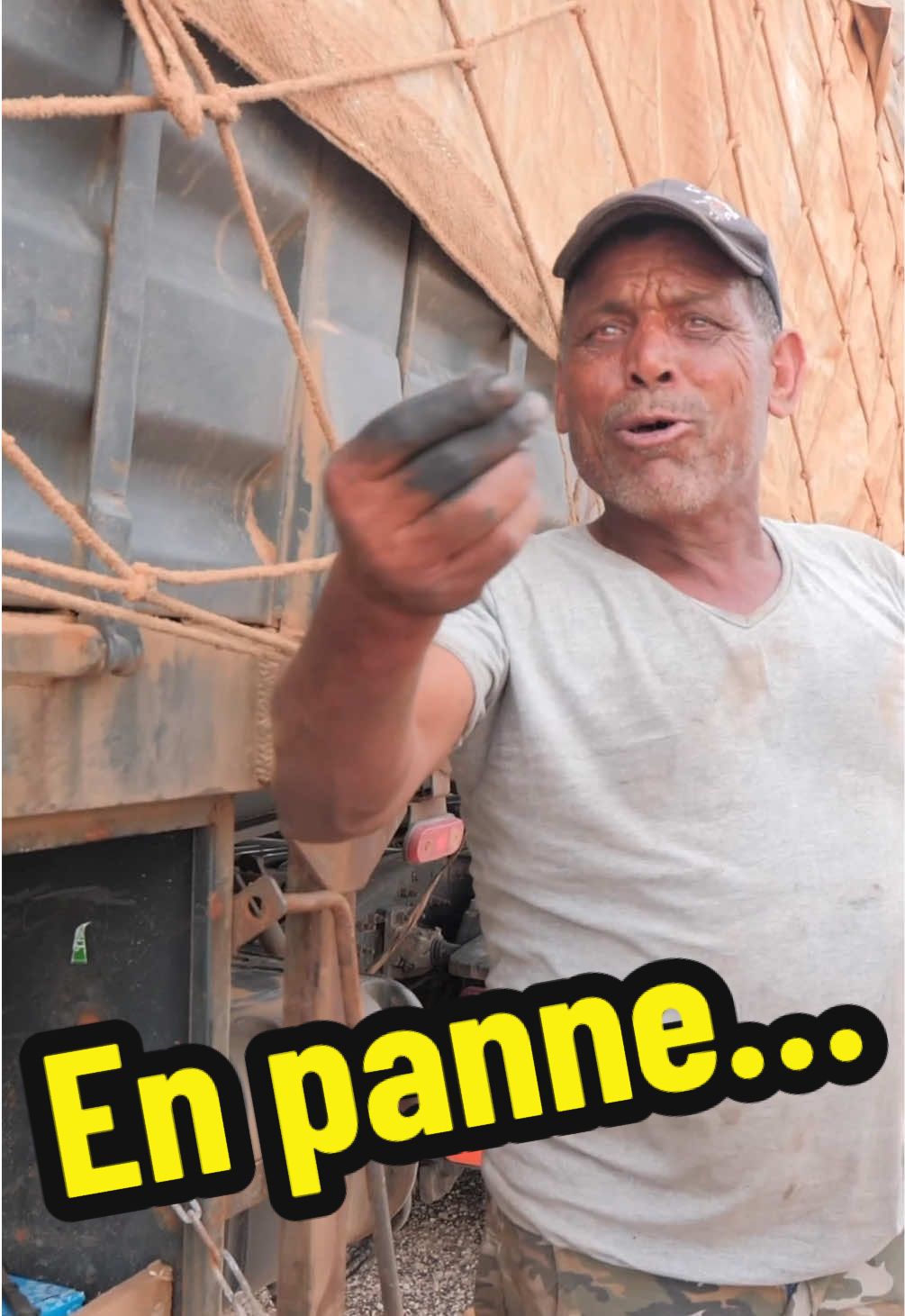 Des routiers sont tombés en panne en Mauritanie.  #Mauritanie #Maroc #Panne #Mécanique #Voyage 