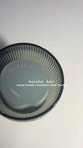 hands down to one of the best TWC that I’ve ever trieddd!✨💙 ini dari @Wardah Beauty Official yaa!☀️ • #bedakpadat #bedakpadatwardah #bedaktealwardah #rekomendasitwc #makeupsatset  