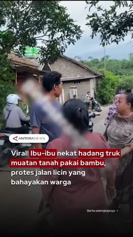 Warga Kampung Kubangwaru, Desa Silebu, Kecamatan Kragilan, nekat menghadang truk muatan tanah yang melintas di jalan wilayah mereka. Aksi ini dilakukan dengan menggunakan bambu sebagai penghalang di tengah jalan pada Selasa, (14/10/2025). Warga menilai truk-truk tersebut telah membahayakan aktivitas warga dan pengendara roda dua. Ceceran tanah dari bak truk membuat badan jalan menjadi licin, terutama saat hujan turun.  Padahal sebelumnya, warga sudah menyampaikan kesepakatan dengan sopir truk agar aktivitas angkutan tanah hanya berlangsung sampai pukul 05.00 WIB. Namun, truk-truk tersebut tetap melintas melewati batas waktu yang telah disepakati. #ibuibu #trukmuatantanah #kragilan #serang #jalanlicin