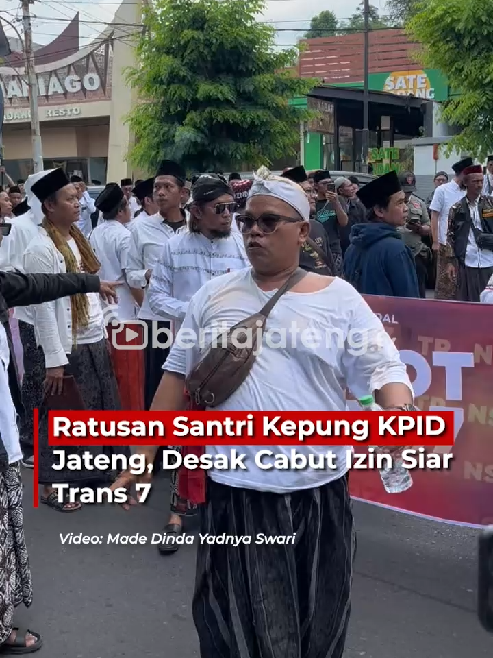 Ratusan Santri Kepung KPID Jateng, Desak Cabut Izin Siar Trans 7 Ratusan santri dari berbagai daerah di Jawa Tengah menggelar aksi di depan Kantor KPID Jateng, Jalan Tri Lomba Juang, Kota Semarang, Rabu (15/10/2025). Massa yang mayoritas berasal dari Himpunan Alumni Santri Lirboyo (Himasal) itu memprotes tayangan program “Expose Uncensored” Trans 7 yang dianggap mendiskreditkan pesantren dan kiai. Sejak pukul 11.00 WIB, santri mulai memadati lokasi sambil membawa spanduk bertuliskan “Boikot Trans 7”. Dalam orasinya, mereka menilai permintaan maaf dari pihak Trans 7 tidak cukup untuk menebus kesalahan atas tayangan yang dianggap menyinggung dunia pesantren. Perwakilan santri menyampaikan lima tuntutan kepada KPID Jateng. Mereka meminta agar Trans 7 tidak hanya meminta maaf, tetapi juga menayangkan program khusus yang menampilkan sisi positif pesantren, mulai dari keilmuan hingga pengabdian santri. Selain itu, para santri mendesak agar tim produksi “Expose Uncensored” diberhentikan dan dijatuhi sanksi tegas. Mereka juga meminta KPI melalui KPID Jateng untuk meninjau izin siar Trans 7 dan menjatuhkan sanksi berat jika terbukti melanggar ketentuan penyiaran. Aksi berlangsung damai dan berakhir sekitar pukul 13.00 WIB setelah perwakilan santri dan kiai diterima oleh pihak KPID Jawa Tengah untuk menyampaikan aspirasi mereka. #beritaindonesia #viralindonesia #beritajateng #viralbanget #beritaviral #indonesia #jatenggayeng #semarang #beritanasional #infoindonesia #viralpost #infofakta #infoterupdate #beritaterupdate #beritatiktok #semarang24jam #jawatengah #ponpes