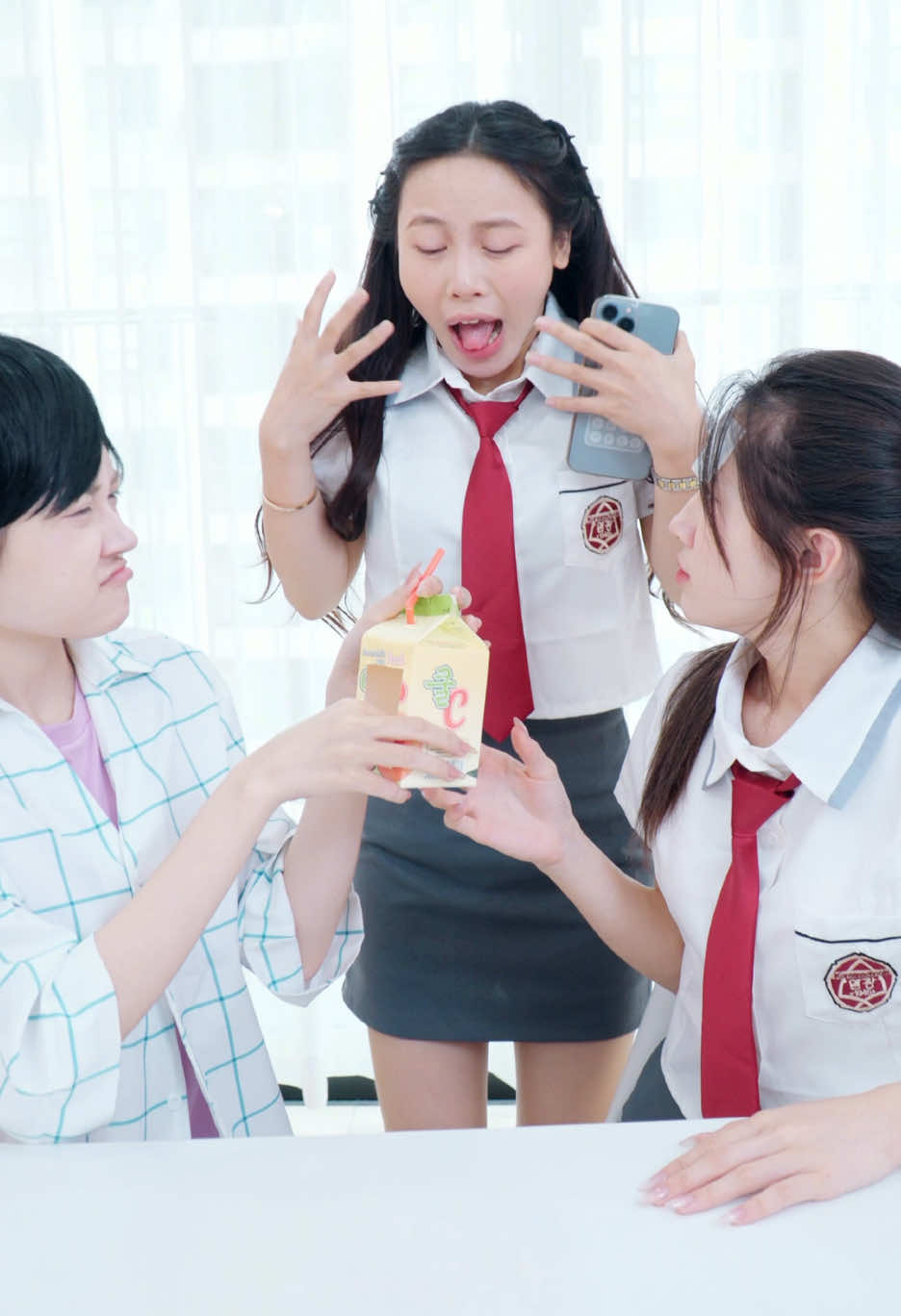 Làm sao để bạn ấy uống thuốc được đây??? 🤒🤒🤒 #kpopdemonhunters #cosplay #jinu #cutechaos #xuhuong 