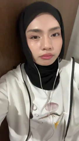 stuck in the toilet cuz someone's talking shit about me depan pintu i 