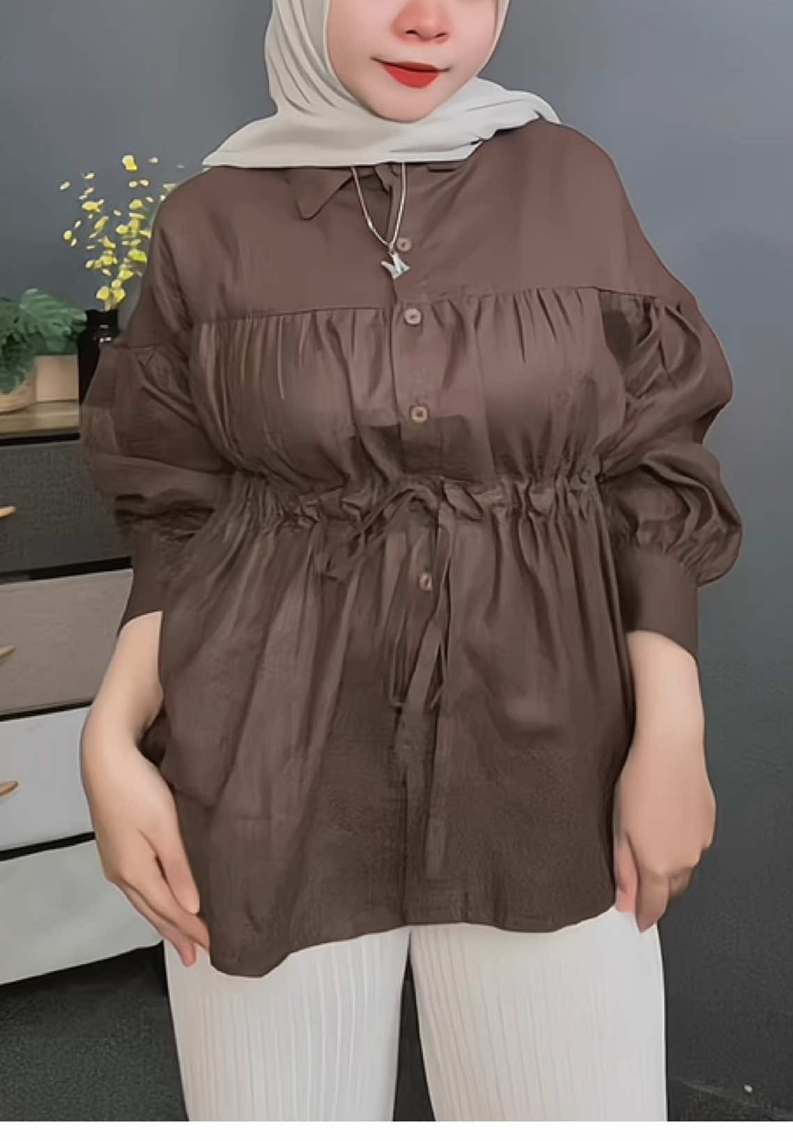 Yang ini juga nggak kalah cantik 😍🤎 #outfitideas #kemejaoversize #blouseviral #blousewanita #neonablouse 