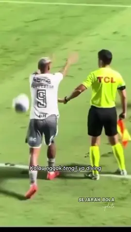 Bukan Al Bulayhi, inilah pemain paling drama di sepak bola! 🤡 #sepakbola 