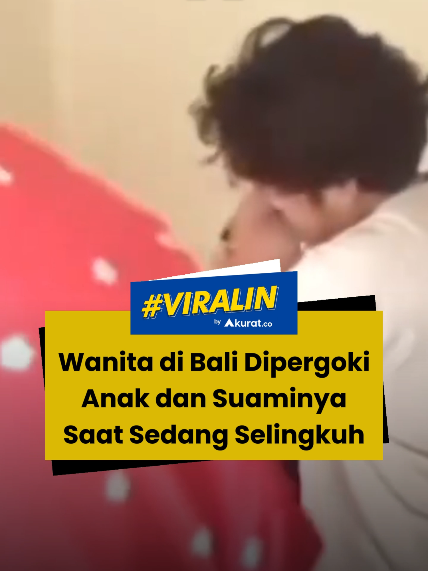 Aksi penggerebekan itu direkam di sebuah penginapan di Bali, Selasa (14/10/2025). Sang anak yang makin emosi sempat memiting leher pria selingkuhan ibunya itu sebelum akhirnya dipisahkan. Sejumlah orang yang mendampingi sang suami dan anak itu beberapa kali meminta untuk tidak melakukan kekerasan berlebihan dan berbicara baik-baik. 🎥: Facebook/Viral News. #viral #selingkuh #wanita #bali #suami #anak #akuratco
