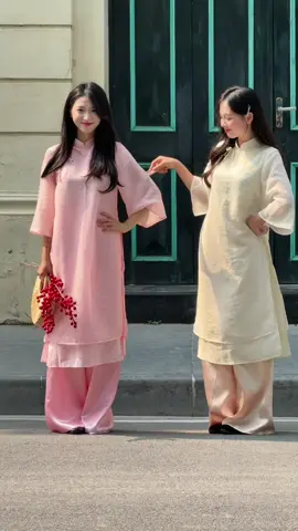 chúng tui xúng xính lên phố chụp ảnh vì chọn được ẻm áo dài vừa íhhh 🫶🏻😛   Áo dài Xương Hoa đã được mở bán, mời các nàng tới rinhhh ✨ #aodai #aodaitet #chupanhtet #tet2026 #29febcloset 