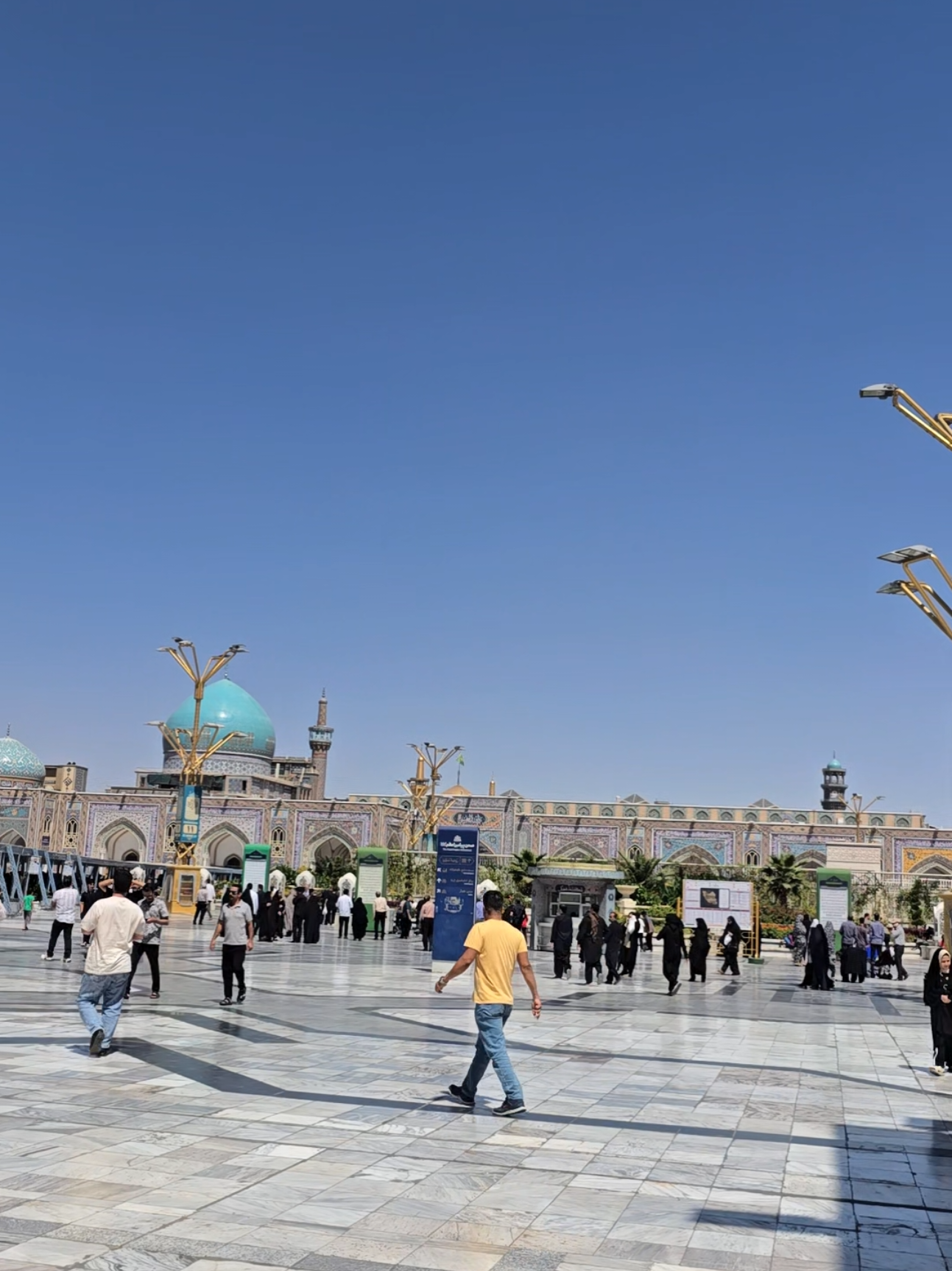 القرآن الكريم من الحرم الرضوي المطهر قبيل استقبال موعد اذا الظهر المبارك . . . #مشهد #ايران #العراق #كربلاء #النجف 