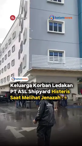 Suasana haru dan histeris mewarnai Rumah Sakit Mutiara Aini saat keluarga korban ledakan PT ASL Shipyard mengetahui kerabat mereka meninggal dunia. Seorang ibu menangis sambil menggendong anaknya, bahkan ada yang pingsan melihat jenazah. Kapolda Kepri Irjen Pol Asep Safrudin menyebut, total korban sebanyak 28 orang 10 meninggal dunia dan 18 luka-luka. Empat korban luka berat dirawat di ICU, sementara lainnya tersebar di tiga rumah sakit berbeda. Jenazah korban akan diotopsi di RS Bhayangkara. Asep menegaskan, kepolisian akan menyelidiki penyebab pasti ledakan dan menelusuri kemungkinan adanya unsur kelalaian. Ledakan dahsyat kapal Federal II di galangan PT ASL Shipyard, Tanjung Uncang, Batam, Rabu (15/10/2025) dini hari, menjadi tragedi kedua yang menelan banyak korban. Pemerintah diharapkan memberikan pendampingan dan kompensasi kepada keluarga korban. #batam #batamnews 