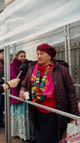 Sărbătoarea Sfintei Cuvioasă Parascheva este o zi pe care o păstrăm cu sfințenie în inimile noastre.  Credincioșii s-au adunat din toate colțurile țării, chiar și din străinătate, pentru a lua parte, așa cum se cuvine, la una dintre cele mai importante sărbători ale anului, rugându-se pentru sănătate, liniște și pace în suflet.  Iată cu ce gânduri au venit oamenii la racla cu moaștele Sfintei Cuvioasă Parascheva 👇👇👇 #voceabotosani #botosani 