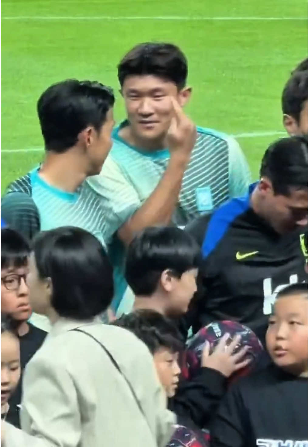 Kim Min-jae, saçına “SON” yazdıran çocuğu Heung-min Son’a gösteriyor. 😅🇰🇷 🎥 X: densss_ds 