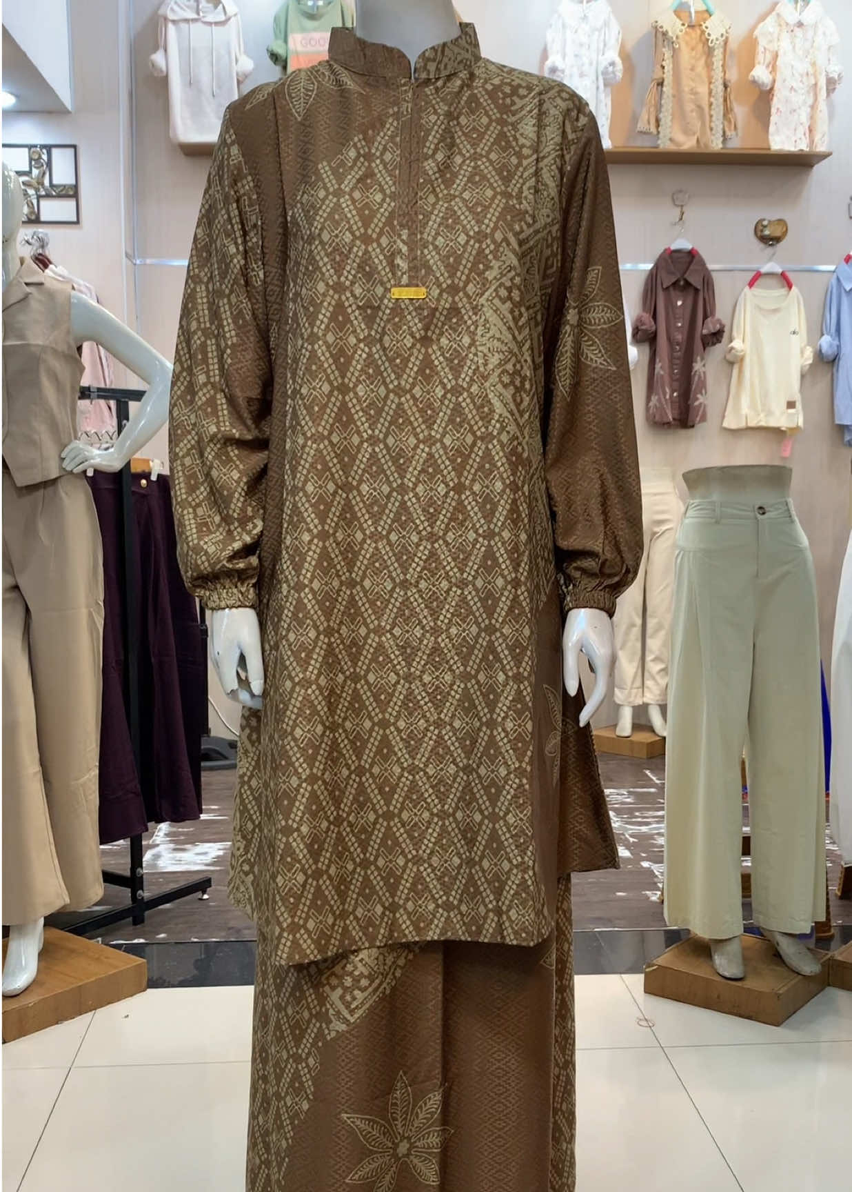 Kurung melayu motif batik etnik, sekarang udah ready banyak warna. Terdapat dua ukuran, standar dan jumbo. Silahkan lihat keranjang kuningnya kakak sayang 🥰🥰❤️ #kurungmoden #kurungmelayu #kurungbatik #stelankurung #kurungmalaysia 