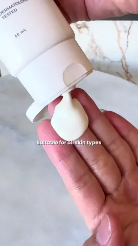 Sunscreen harian anti ribet: cepat meresap, no whitecast, nyaman dipakai!🌞 #skinmology #lockyourbright #dailysunscreen 