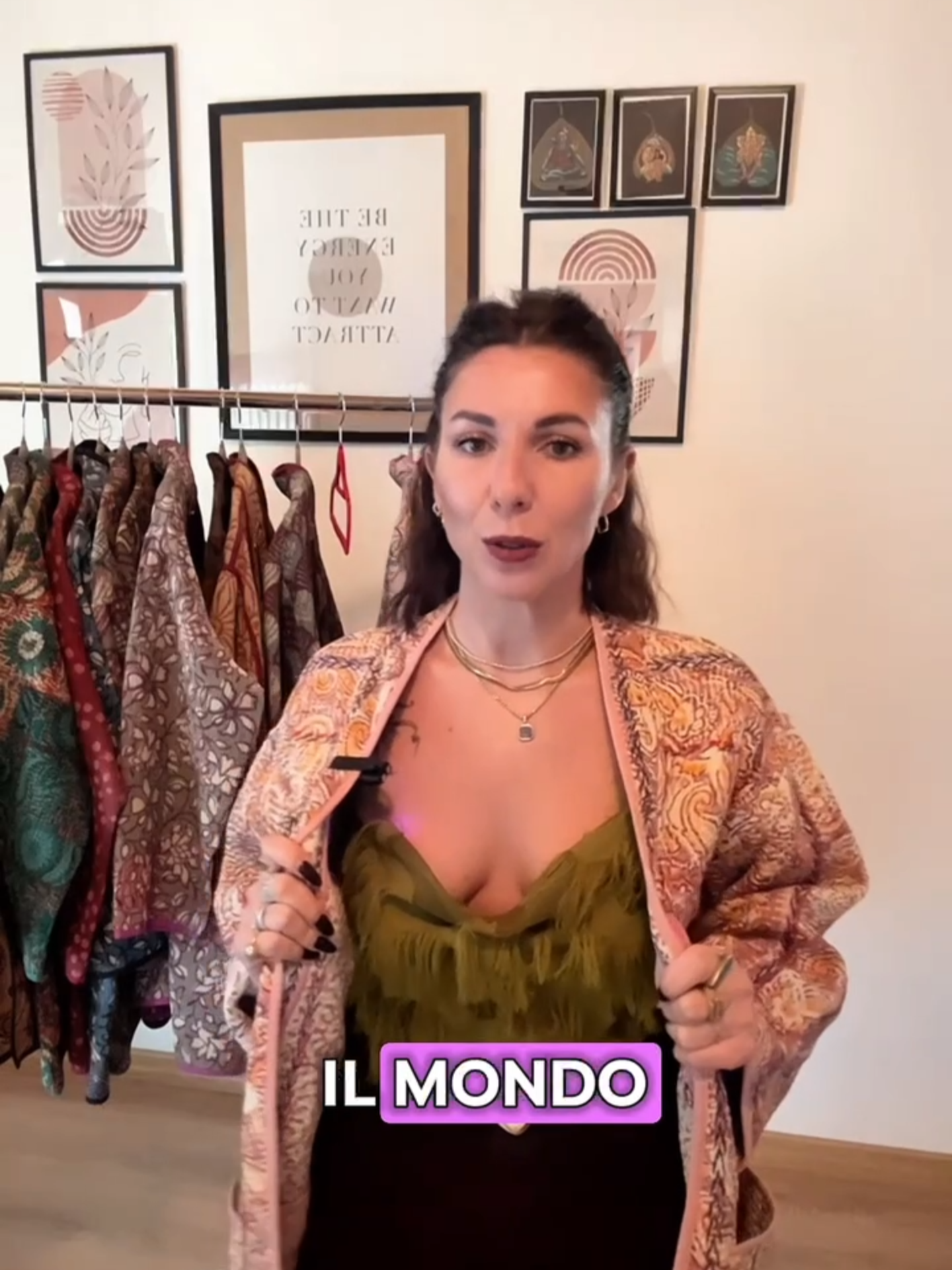 Ogni giacca porta con sé una storia. Sono tutte reversibili, doppie, uniche. Fatte di stoffe che hanno viaggiato, attraversato l’India e sono arrivate fino qui. Le ho chiamate Canto Nomade perché raccontano di movimento, di anime libere e di bellezza che resiste nel tempo. 🌿 Ti va di scoprirle? ecoessenceboutique.com  #EcoEssence #slowfashion #slowfashion #tessuti #madeinindia