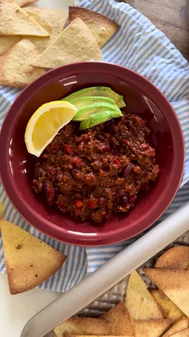 Genul meu de mancare confortabila: Chili con carne clasic👌🏻 Ingrediente: 500 g carne tocată de vită 1 ceapă mare, tocată mărunt 3 căței de usturoi, tocați fin 1 ardei gras roșu, tăiat cubulețe 2 linguri ulei de măsline sau de floarea-soarelui 400 gr sos de rosii fin de la Casa Rinaldi 2 linguri pastă de roșii 240 g fasole roșie (1 conserva cu tot cu apa) 1 linguriță chimen măcinat 1 linguriță boia dulce 1/2 linguriță boia iute (sau după gust) 1 linguriță oregano uscat Sare și piper după gust 2 linguri sos de soia 1 lingura miere Optional: ½ linguriță cacao neîndulcită sau 1 pătrățel de ciocolată neagră – pentru aromă intensă Pregatire: Într-o tigaie mare, încinge uleiul și adaugă ceapa. Prajeste 4–5 minute până devine translucidă si usor rumena. Adaugă usturoiul și ardeiul gras și mai călește 2–3 minute. 2. Adaugă carnea tocată și condimentele. Rumenește-o bine, amestecând ca să se sfărâme. Să prindă ușor crustă — asta dă gust intens. 	 3. Adaugă sosul fin de roșii și pasta de tomate, sosul de soia si mierea. 4. Lasă la foc mic 25–30 de minute, până sosul se îngroașă și carnea e fragedă. Amestecă din când în când. 5. Adaugă fasolea și mai lasă 15 minute la foc mic ca aromele să se combine. 6. Gustă și ajustează gustul dupa preferinta. Verifică sarea, piperul și dacă vrei mai iute, mai adaugă boia iute sau fulgi de chili. La final pui ciocolata sau cacao si mai gatesti 2 min. Tortillas: Tai foile de tortilla in triunghi, le stropesti cu ulei (poti omite acest pas daca iti pasa de calorii) si le coci in strat subtire la 200* cateva minute pana se usuca si marginile se rumenesc. Le poti presura sare dupa coacere. Chili con carne se servește in diferite combinatii. cu chipsuri de tortilla, nachos sau chiar paine prajita la toaster. Daca ai si avocado, 🍋‍🟩 e si mai bine. Am combinat si cu orez si iaurt grecesc - a fost super delicios!  Incearca si tu 😊! #sabinarusnac #chiliconcarne #chili #fasole #retete