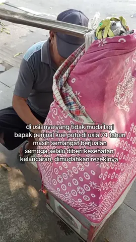 di usianya yang tidak muda lagi umur 74 bapak penjual kue putu asal Wonogiri masih semangat berjualan semoga,selalu diberi kesehatan  kelancaran, dimudahkan rezekinya amiin🙏🤲 . . . #viral #beranda #fyp 