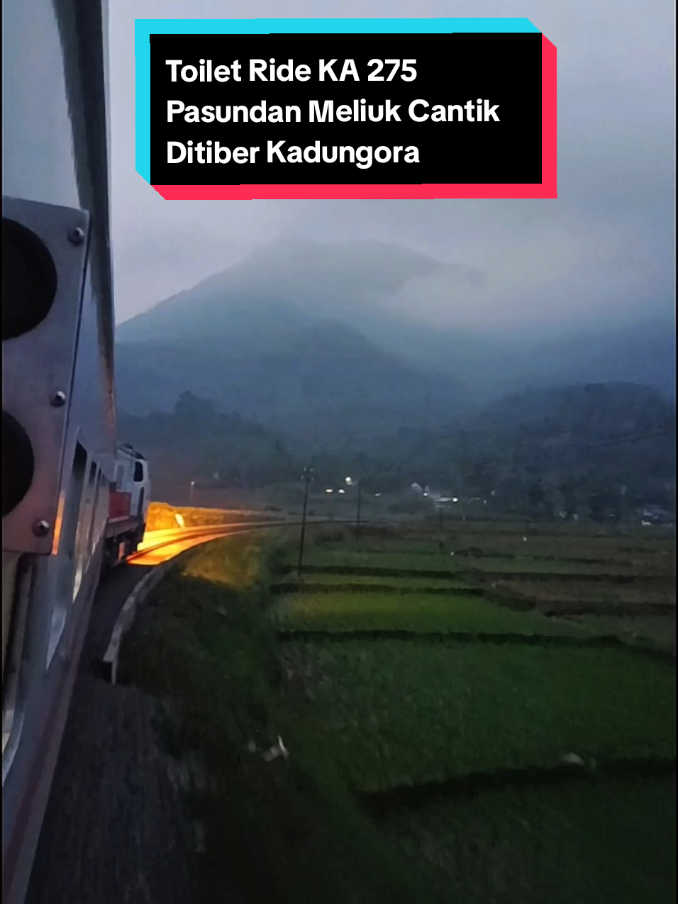 Toilet Ride KA 275 Pasundan meliuk cantik ditiber kadungora suasana syahdu menjelang maghrib. #keretaapiindonesia #kai121 #keretaapikita #foryoupage #fyp 