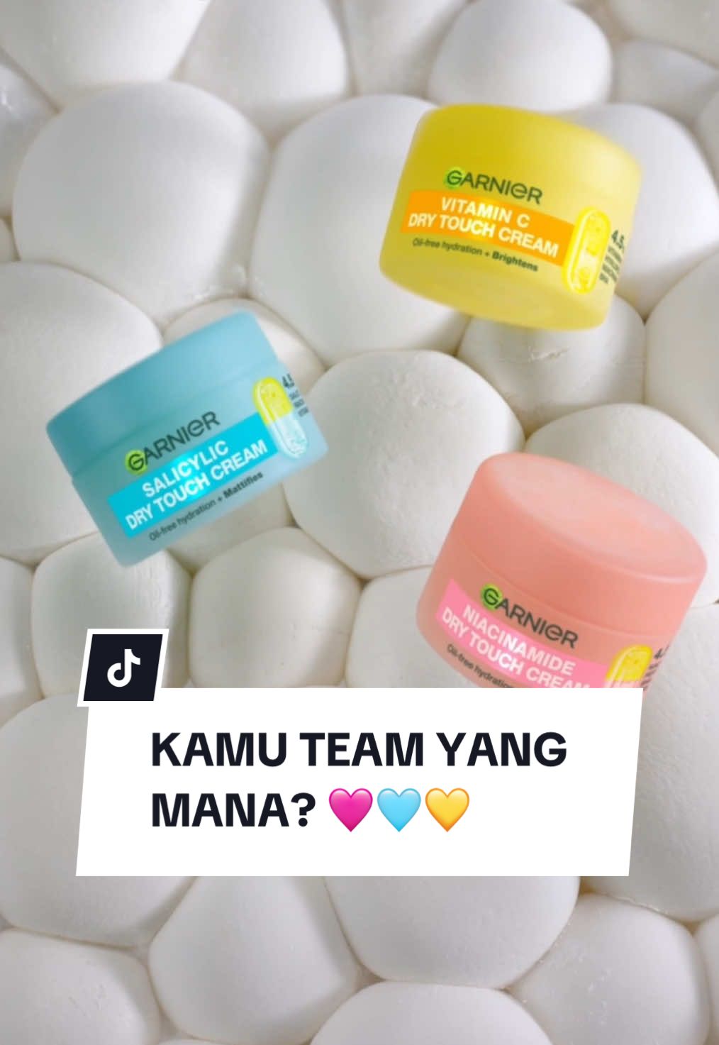 Team kamu yang mana nih? 💛💖🩵 💛 Vitamin C buat kulit cerah bersinar ✨ 💖 Niacinamide buat kulit lembap dan plumpy kayak mochi 🍡 🩵 Salicylic Acid buat kontrol minyak biar tetap fresh seharian 😍 #GarnierIndonesia #GarnierDryTouchCream #SekenyalMochi #Skin 
