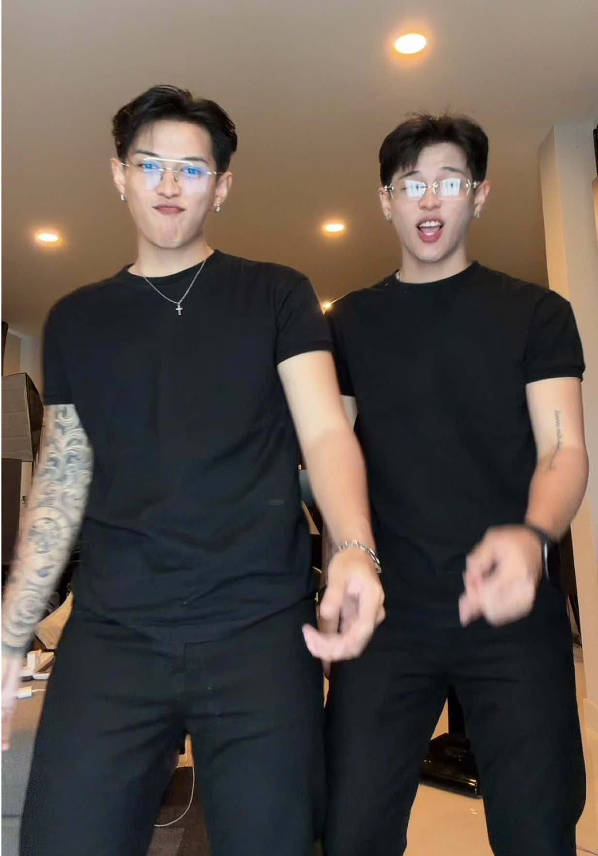 เหมือนกันตรงไหน?#fadsayong #แฝดสยอง 