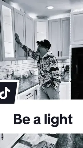 Be a light! #bealight #fanfavorite #timsdifferent @Reba McEntire I can’t sing, but I can sure lip a song. Okey-dokey!! ✌️