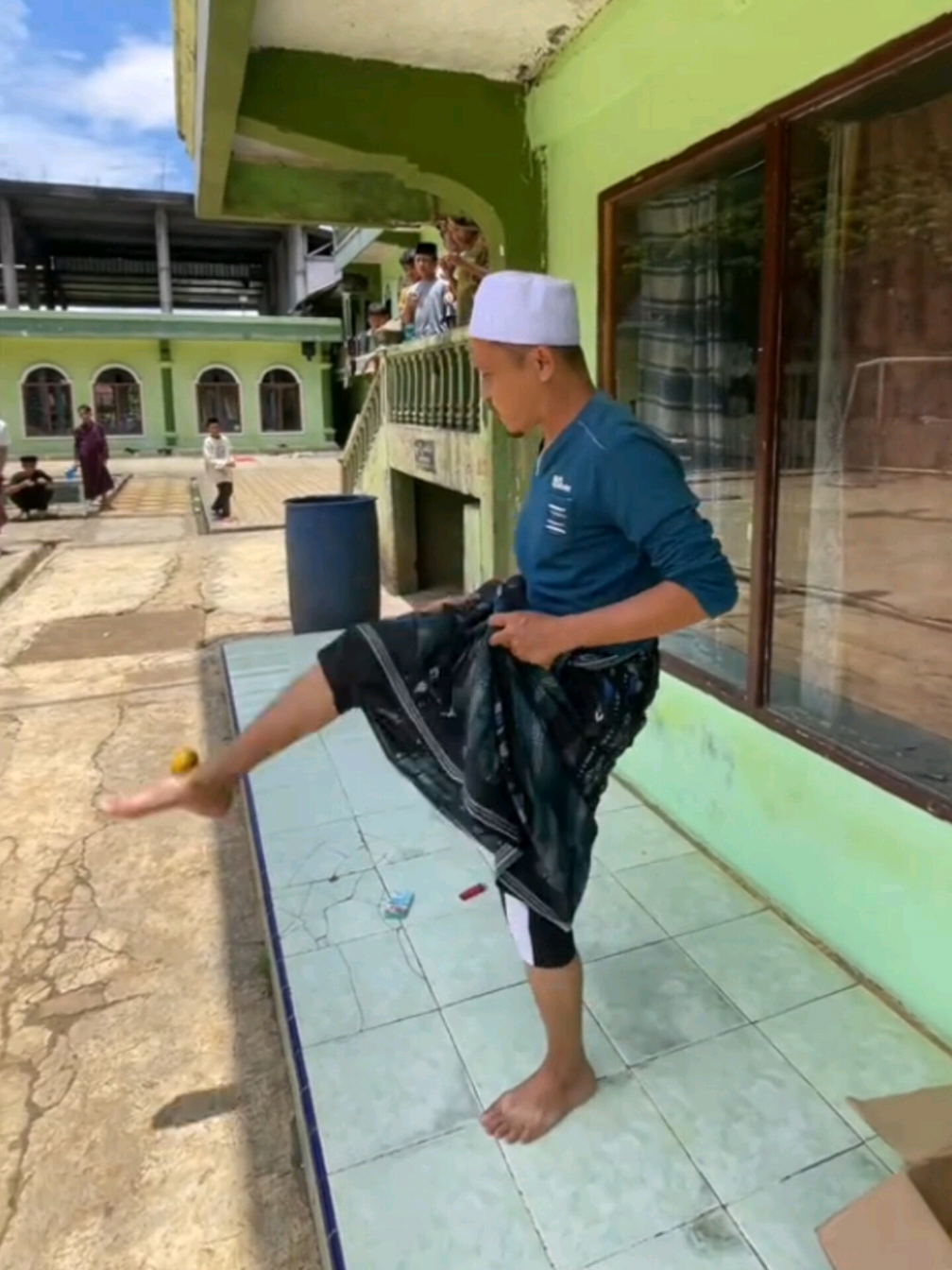 Bagi-bagi jeruk bersama Santri di Pondok India dan Bangladesh #trans7     #ქალი #γυναίκα pesantren #девочка #jkt48 #cutiestreet #bangladesh #india #kyai #pondok #pesantren #ustadz #transcorp #transtv #jeruk #orange sc: @•aa.gus.malik (2/10/2025)