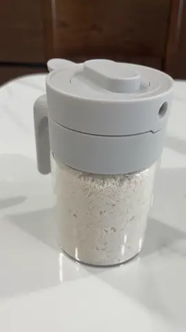 Lọ Đựng Gia Vị Thuỷ Tinh Boro Chống Vỡ Cao Cấp – lựa chọn hoàn hảo cho căn bếp gọn gàng, sang trọng. Hũ thuỷ tinh borosilicate chịu nhiệt, chống vỡ, có chốt khoá kín chống ẩm và nút bấm rắc tiện lợi. Dung tích 300ml, kèm thìa múc riêng giúp sử dụng linh hoạt cho mọi loại gia vị như muối, đường, tiêu, bột… dễ vệ sinh, an toàn và bền đẹp theo thời gian. #lodunggiavi #hugiavithuytinh #phukiennhabep #tienichnhabep 