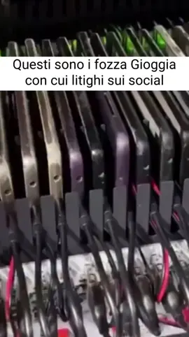 Cos’è una troll farm Una troll farm è un’organizzazione (stato-sponsorizzata, politica o commerciale) che coordina persone — e sempre più spesso bot/automation — per creare e amplificare contenuti falsi, fuorvianti o polarizzanti sui social e nei commenti online, con l’obiettivo di influenzare opinioni pubbliche, denigrare avversari o spostare l’agenda informativa.  Come operano (tattiche comuni) Account falsi / sockpuppets: profili creati ad hoc, spesso molti per la stessa persona.  Bot e automazione: retweet/like/comment programmati per far sembrare virale un contenuto. Alcune campagne mescolano bot + umani per sembrare più naturali.  Astroturfing: simulare un movimento “dal basso” (finto consenso popolare).  Creazione di siti / pagine “locali”: account che sembrano testate o pagine locali per guadagnare credibilità prima di spingere un’agenda. (nota: tattica usata dall’Internet Research Agency).  Meme-laundering: trasformare una menzogna in meme facilmente condivisibile per aggirare verifiche e moderazione.  Esempi noti Internet Research Agency (Russia) — il caso più famoso: operazioni contro l’elettorato USA 2016 e attività amplificate via social; ha portato a indagini e incriminazioni.  Troll farm in Balkan / Macedonia che monetizzavano notizie false per campagne estere.  Operazioni identificate nelle Filippine, Nicaragua, Turchia, Iran e altri — spesso con finalità politiche interne.  Come le piattaforme e i ricercatori le rilevano Analisi delle reti: chi interagisce con chi, pattern temporali (moltissime attività in rapida successione).  Controllo metadati degli account: età dell’account, attività anomala, descrizioni mancanti o ripetute.  Rimozioni e rapporti pubblici: aziende come Meta/Twitter pubblicano rimozioni quando identificano campagne coordinate.  Limiti e false accuse Non tutto ciò che sembra un “bot farm” lo è: a volte video o prove sono mal interpretati o ricondivise con didascalie fuorvianti. I fact-check restano fondamentali.  Impatto Erosione della fiducia nelle istituzioni e nei media. Polarizzazione e aumento di conflitti sociali. Manipolazione di elettorato e mercati informativi. (documentato in diversi casi e studi).  Come riconoscerle — checklist rapida per te 1. Account nuovi con molti post in poco tempo. 2. Linguaggio ripetuto, frasi identiche/copiate su più account. 3. Profilo senza storia o con foto di bassa qualità (spesso immagini rubate). 4. Coordinazione temporale: decine di account che postano lo stesso link nello stesso minuto. 5. Pagina o sito che appare come “news” ma manca di contatti, autore, trasparenza. (Se vedi 2–3 di questi segni insieme, alta probabilità di attività coordinata).  Cosa puoi fare per difenderti e ridurre la diffusione Verifica la fonte prima di condividere (reverse image search, cerca autore/contatti). Segui fact-checker affidabili (es. verifiche locali e internazionali) e controlla se un contenuto è già stato smentito. Non amplificare contenuti incendiari: commentare “provoca engagement” aiuta chi vuole la viralità. Usa strumenti di segnalazione delle piattaforme (report account, segnalazione post). Se gestisci una pagina, attiva moderazione dei commenti e filtri anti-spam.  #viralvideo #neiperte #voliamoneiperte #volaneiperte #tik_tok 