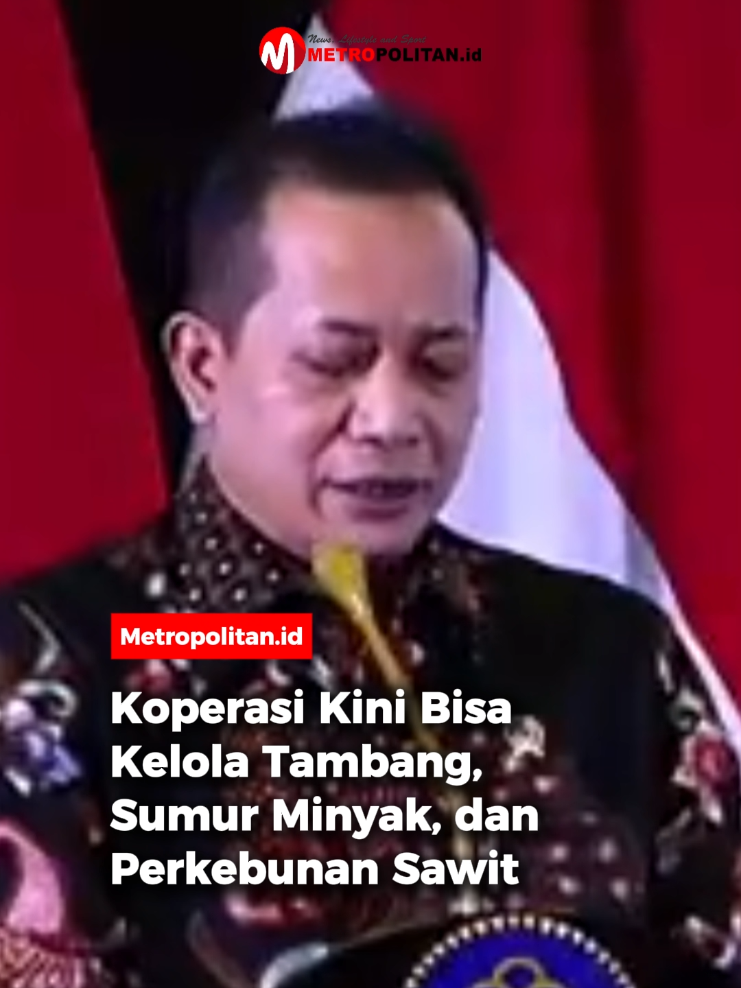 Pemerintah resmi memperluas peran koperasi dalam sektor ekonomi strategis. Melalui Peraturan Pemerintah (PP) Nomor 39 Tahun 2025 yang merupakan perubahan kedua atas PP No. 96 Tahun 2021 tentang Pelaksanaan Kegiatan Usaha Pertambangan Minerba, koperasi kini diizinkan mengelola tambang mineral dan batubara hingga 2.500 hektare. Kebijakan ini disampaikan Menteri Koperasi dan UKM, Ferry Juliantono, dalam Seminar Nasional Pendaftaran Merek Kolektif Produk Koperasi Merah Putih, Selasa (14/10/2025). Menurut Ferry, langkah ini merupakan tindak lanjut dari amanat Presiden untuk memperkuat posisi koperasi sebagai pelaku ekonomi rakyat, dari hulu ke hilir. “Koperasi kini boleh mengelola tambang mineral sampai seluas 2.500 hektar. Koperasi juga diperbolehkan mengelola sumur minyak rakyat di daerah-daerah, bahkan kebun-kebun sawit dan kawasan industri nelayan,” ujarnya. Dengan aturan baru ini, pemerintah berharap koperasi tak lagi hanya berkutat di sektor perdagangan kecil, tapi juga bisa menjadi pemain utama dalam sektor strategis nasional. 🎥: YT Kemenkum RI #metropolitanid #bacametropolitan #koperasidesamerahputih #koperasinaikkelas #kelolatambang #minerba #menterikoperasiukm #ferryjuliantono